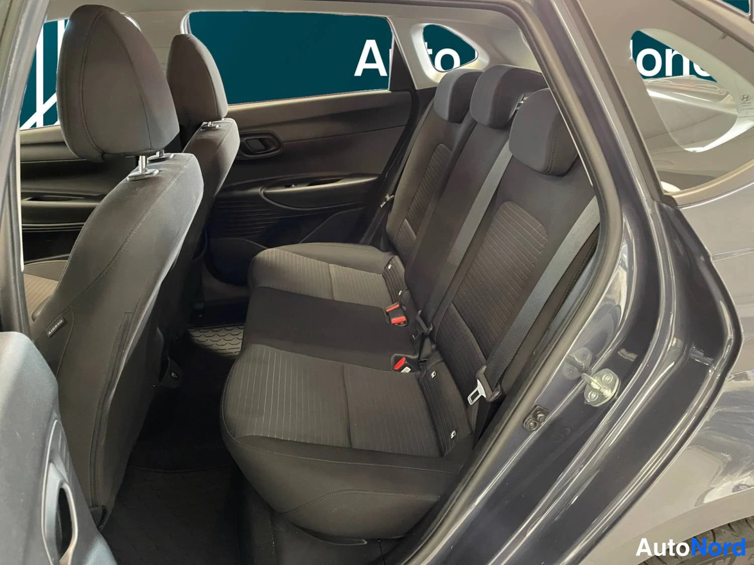 Harmaa Hyundai I20 2023, takaistuimet, kuva 12