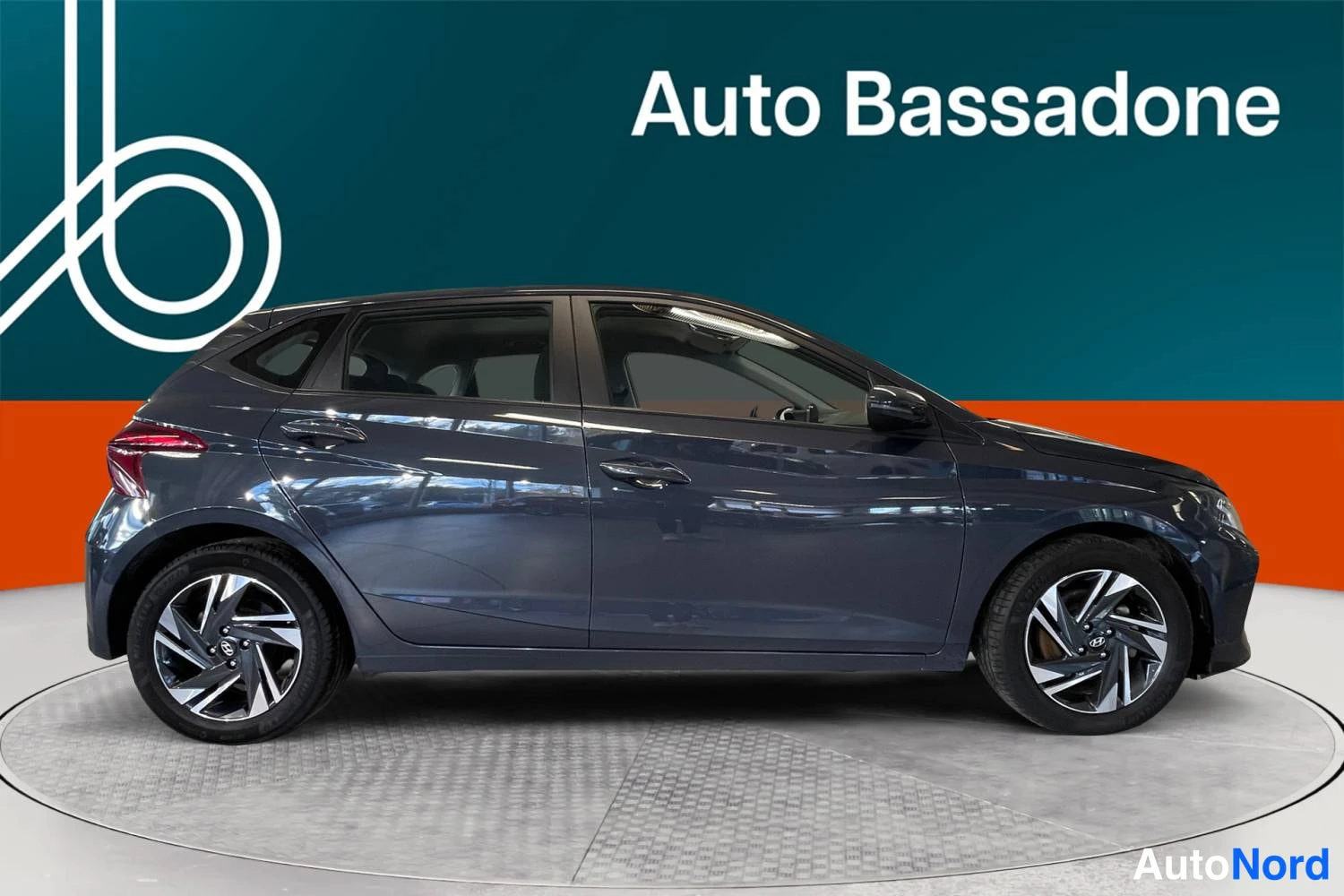 Harmaa Hyundai I20 2023, sivulta, kuva 5
