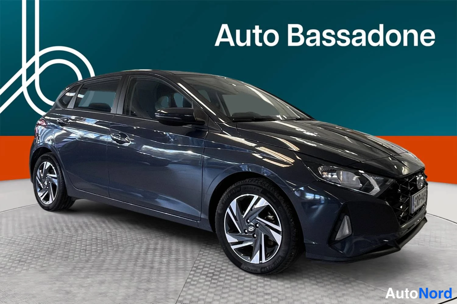 Harmaa Hyundai I20 2023, etuviisto, keula oikealle, kuva 3