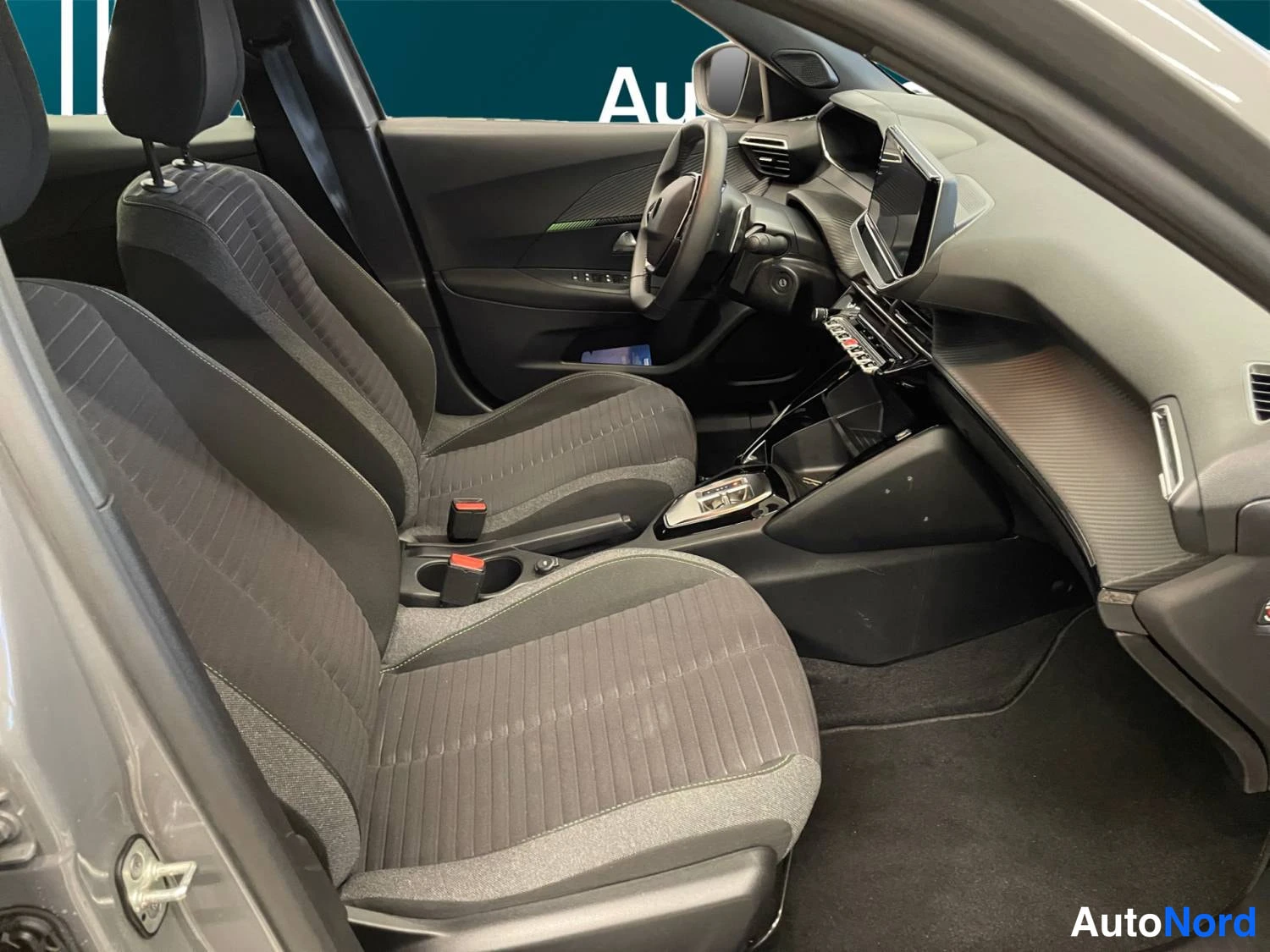 Harmaa Peugeot 2008 2024, etuistuimet, kuva 11