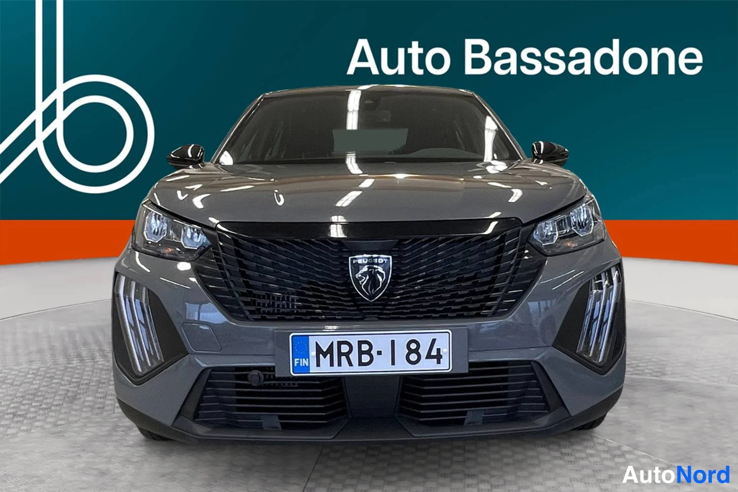 Harmaa Peugeot 2008 2024, edestä, kuva 3