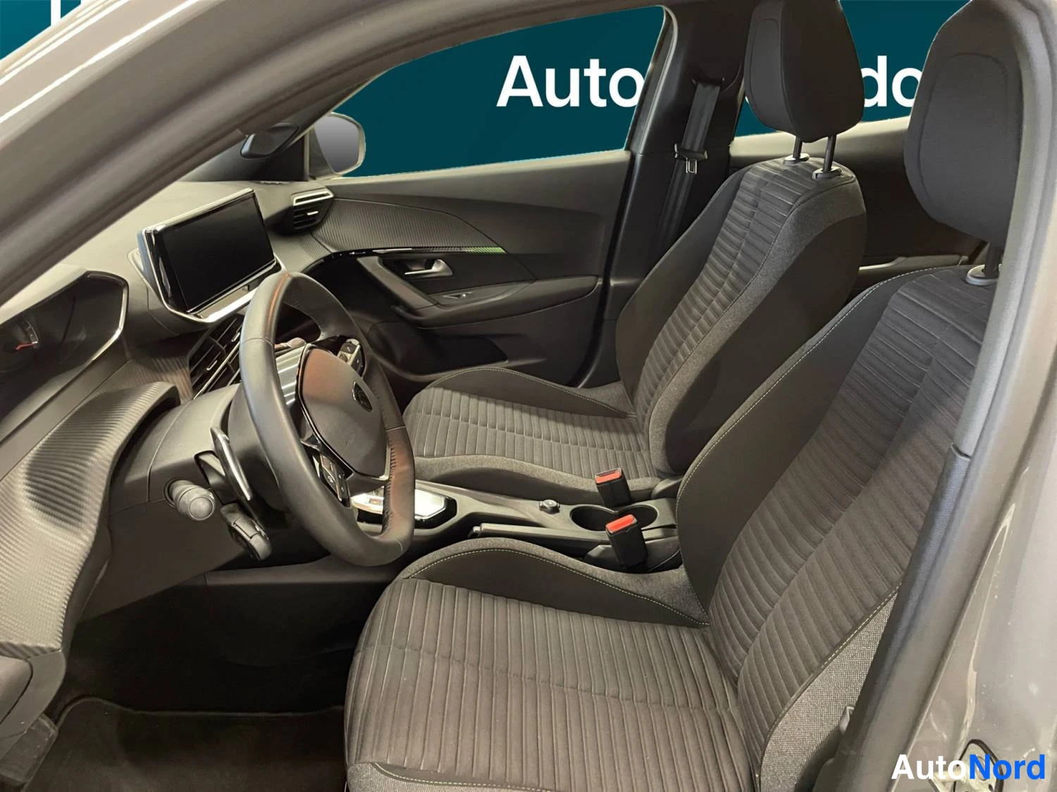 Harmaa Peugeot 2008 2024, etuistuimet, kuva 10