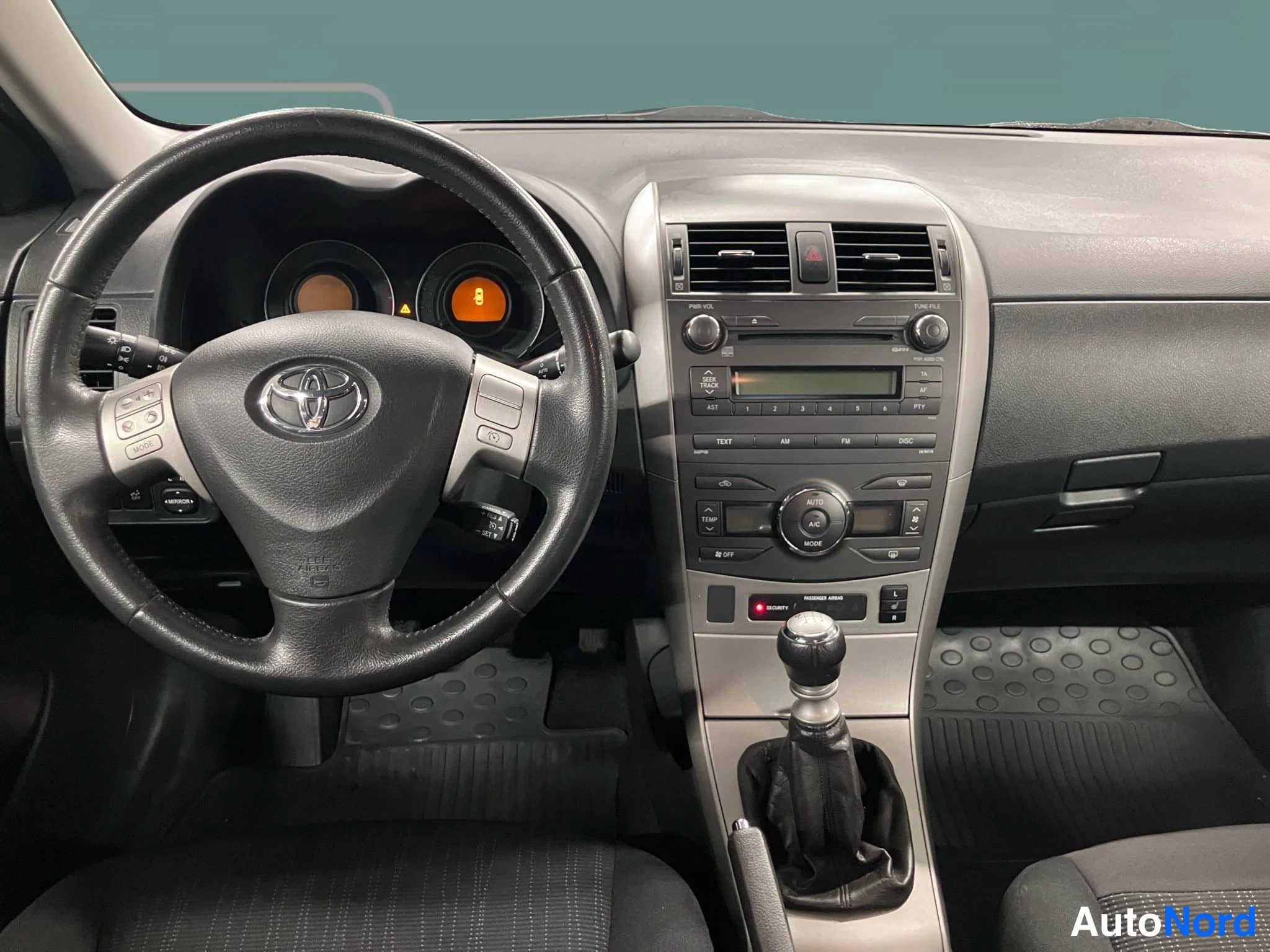 Harmaa Toyota Corolla 2010, ohjaamo, kuva 13