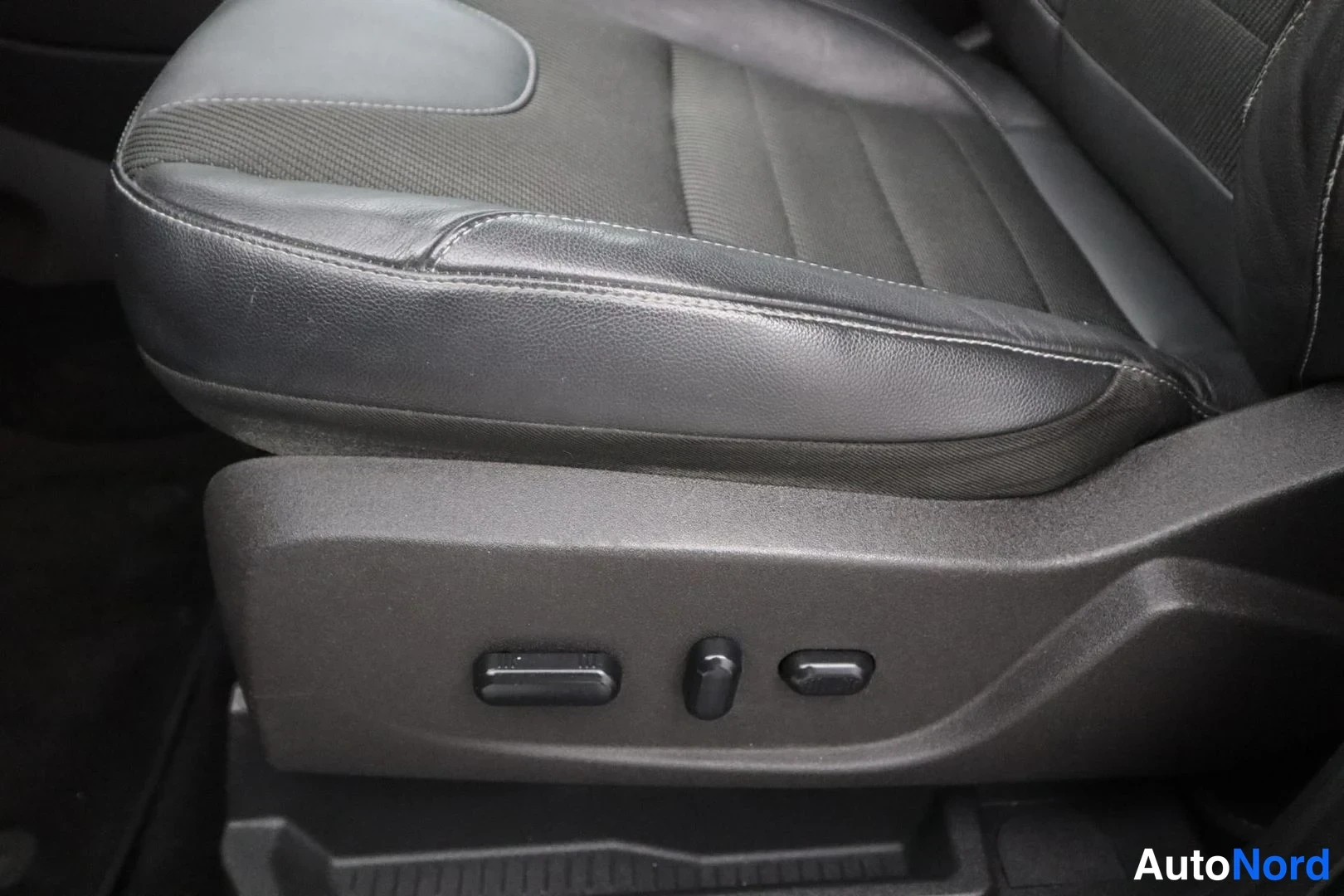 Harmaa Ford Kuga 2016, yksityiskohta, kuva 20
