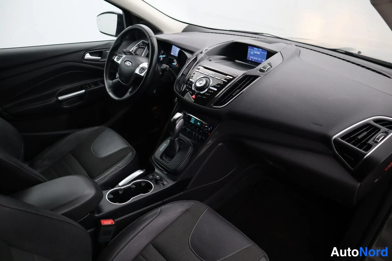 Harmaa Ford Kuga 2016, ohjaamo, kuva 10