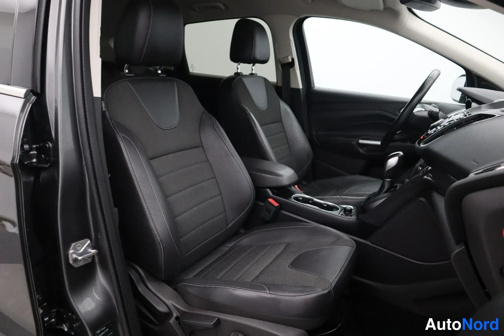 Harmaa Ford Kuga 2016, etuistuimet, kuva 13