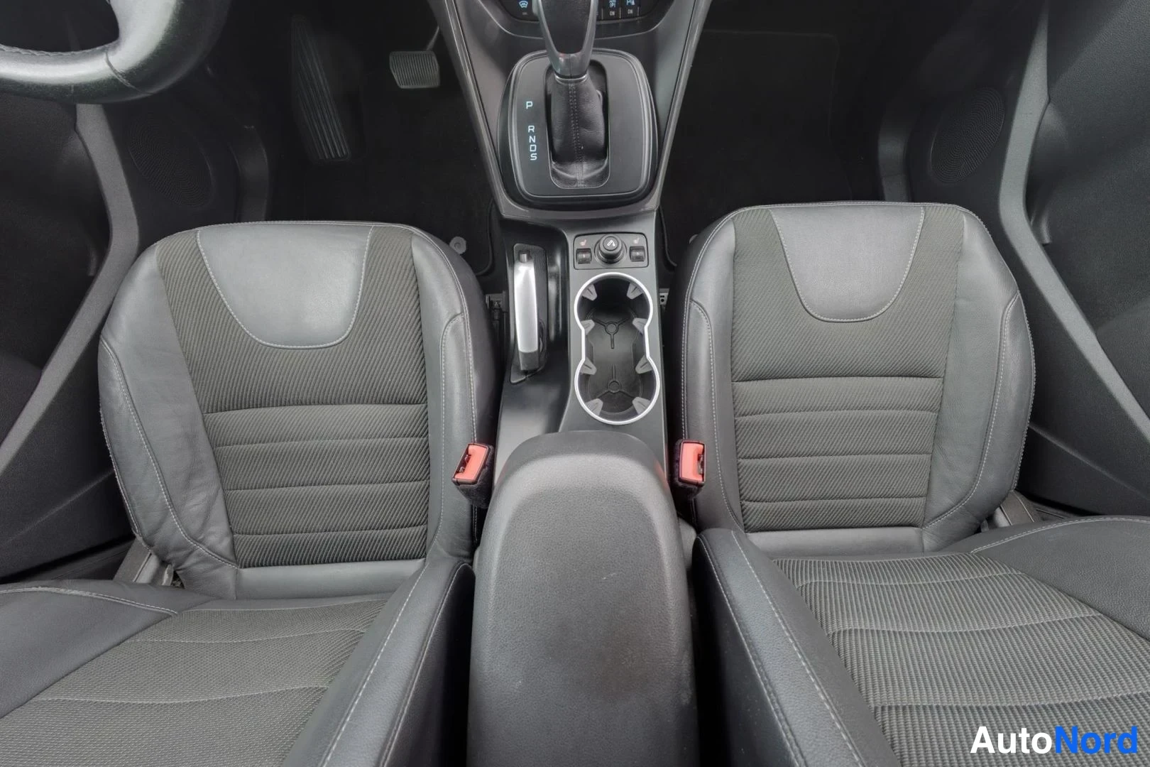 Harmaa Ford Kuga 2016, etuistuimet, kuva 14