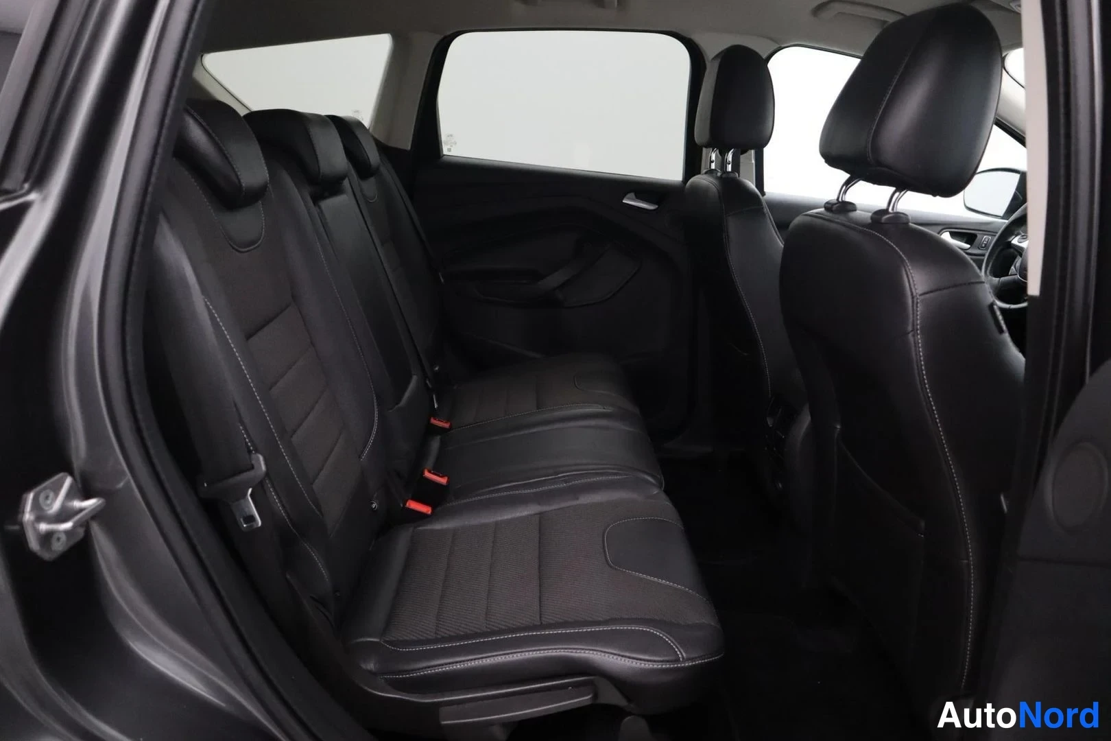 Harmaa Ford Kuga 2016, takaistuimet, kuva 17