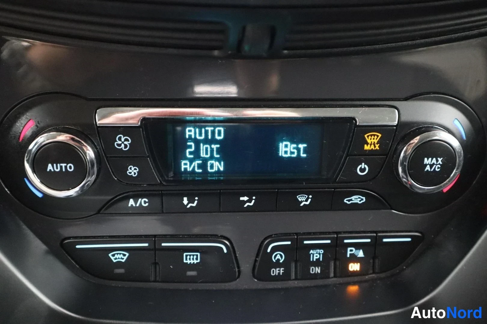 Harmaa Ford Kuga 2016, yksityiskohta, kuva 27