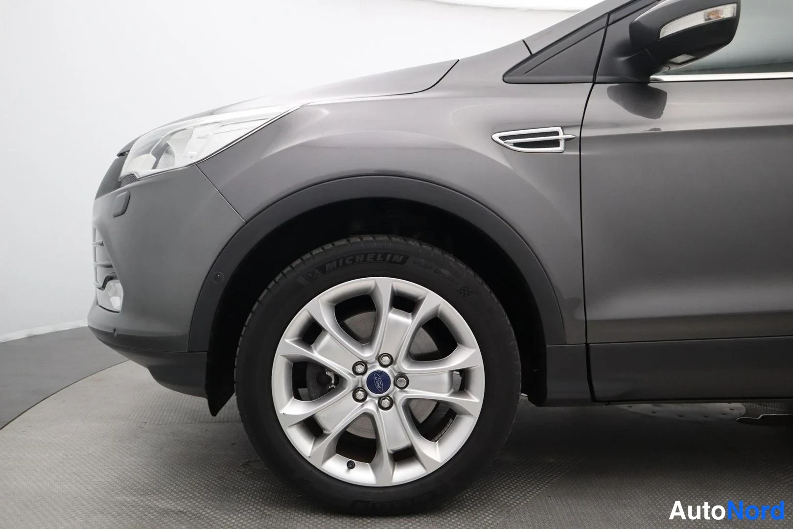 Harmaa Ford Kuga 2016, etuviisto, keula vasemmalle, kuva 2