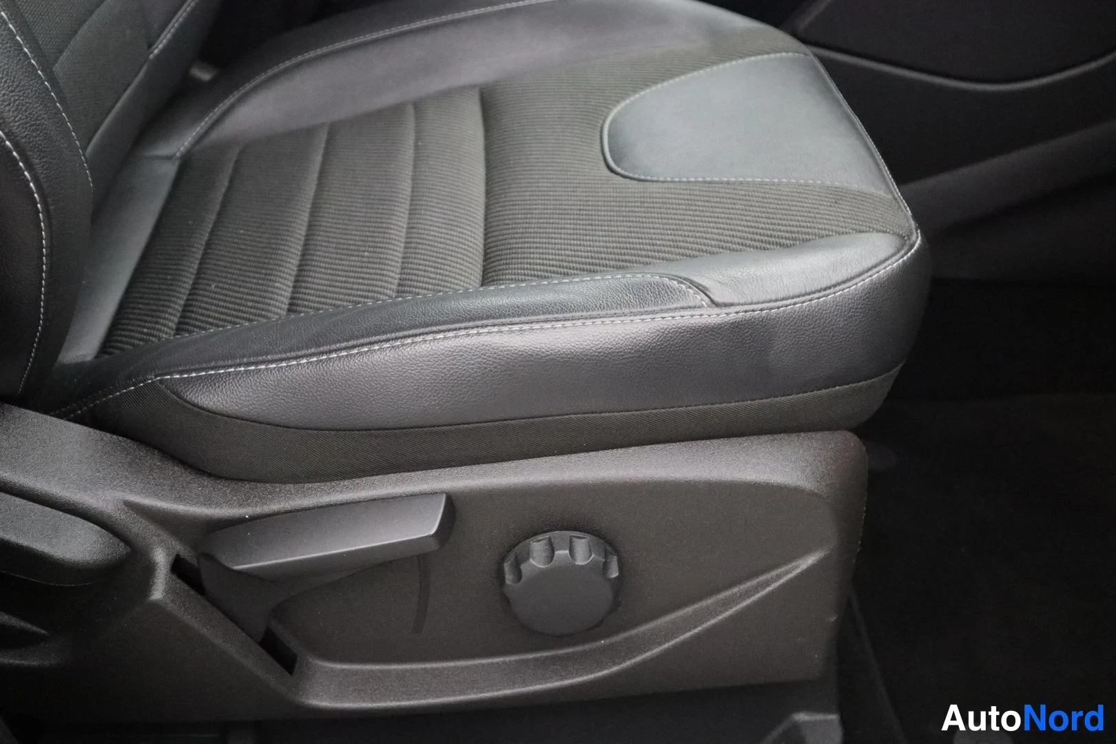Harmaa Ford Kuga 2016, etuistuimet, kuva 15