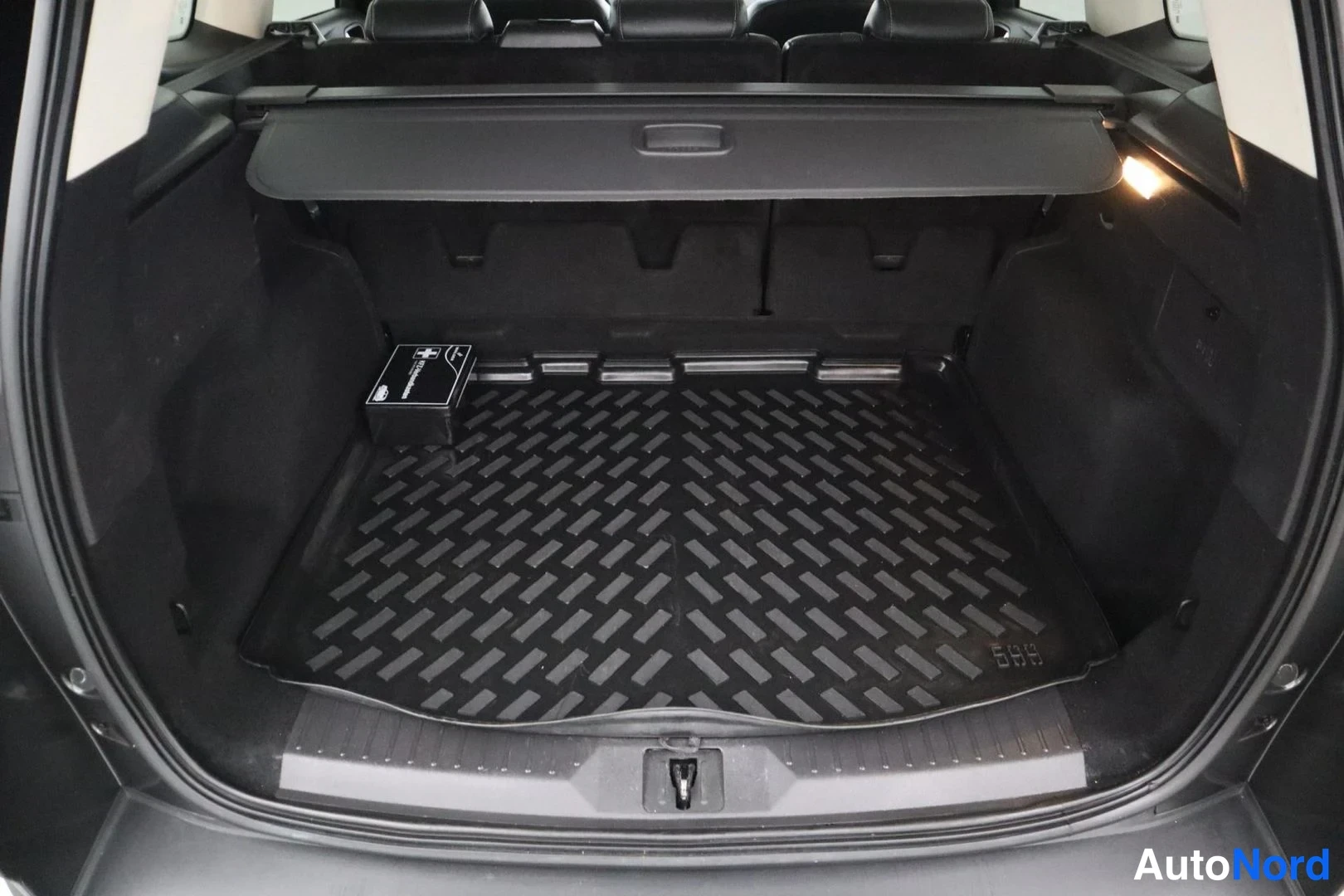 Harmaa Ford Kuga 2016, tavaratila, kuva 18