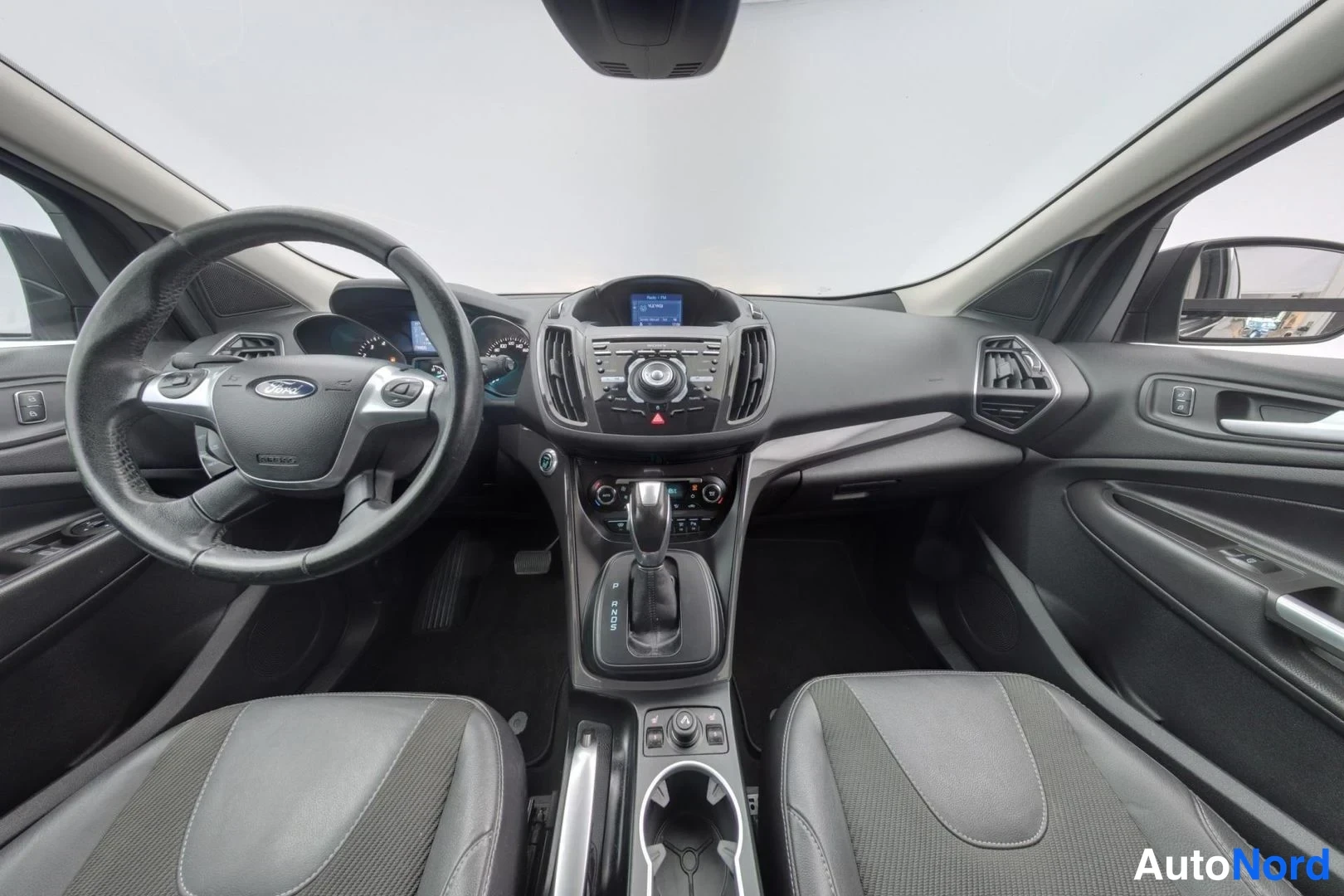 Harmaa Ford Kuga 2016, ohjaamo, kuva 8