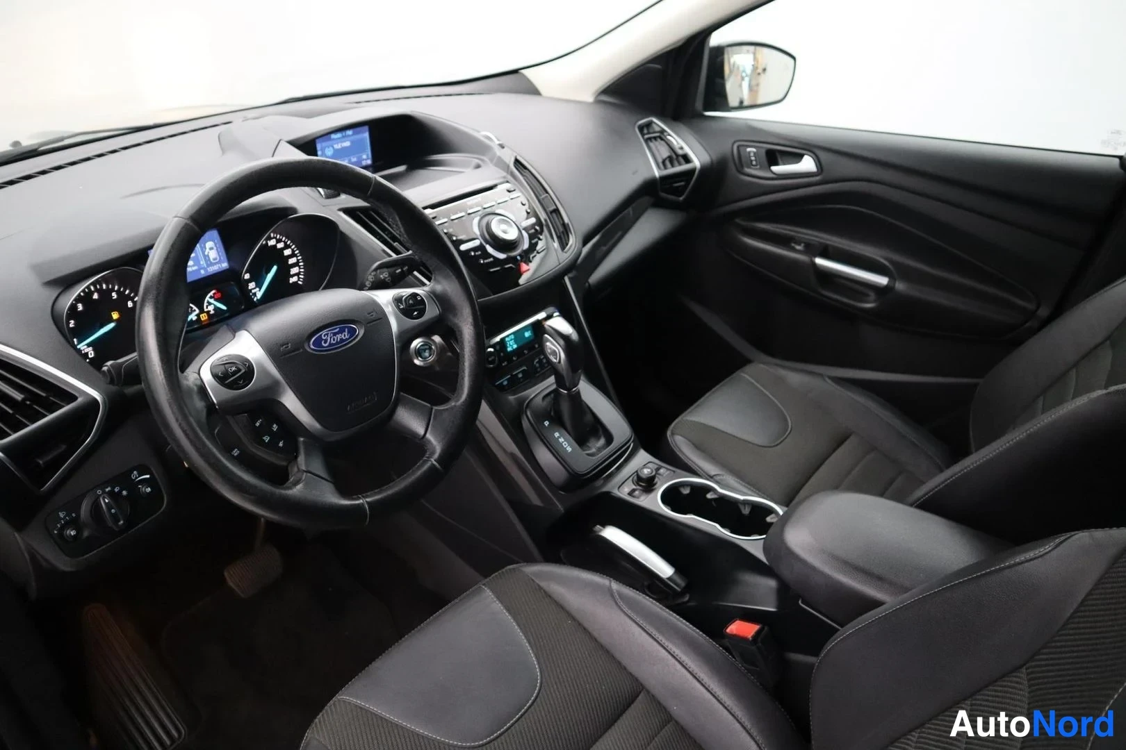 Harmaa Ford Kuga 2016, ohjaamo, kuva 9
