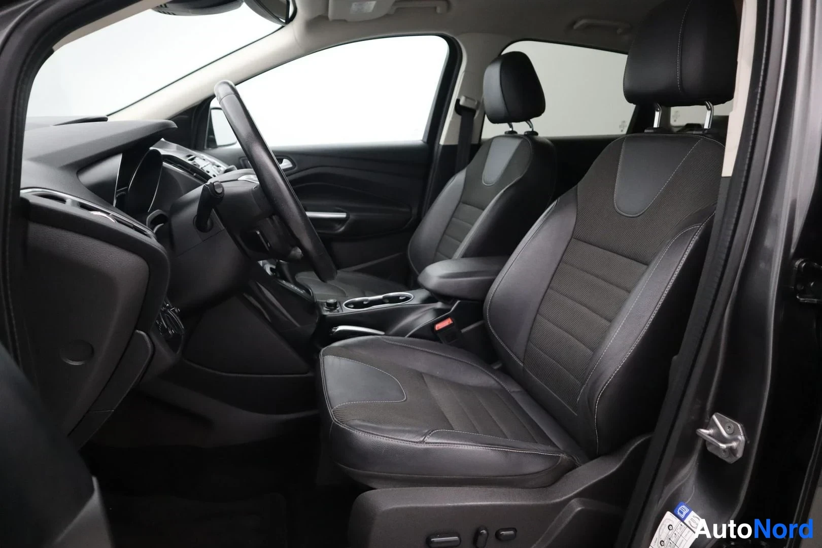 Harmaa Ford Kuga 2016, etuistuimet, kuva 12