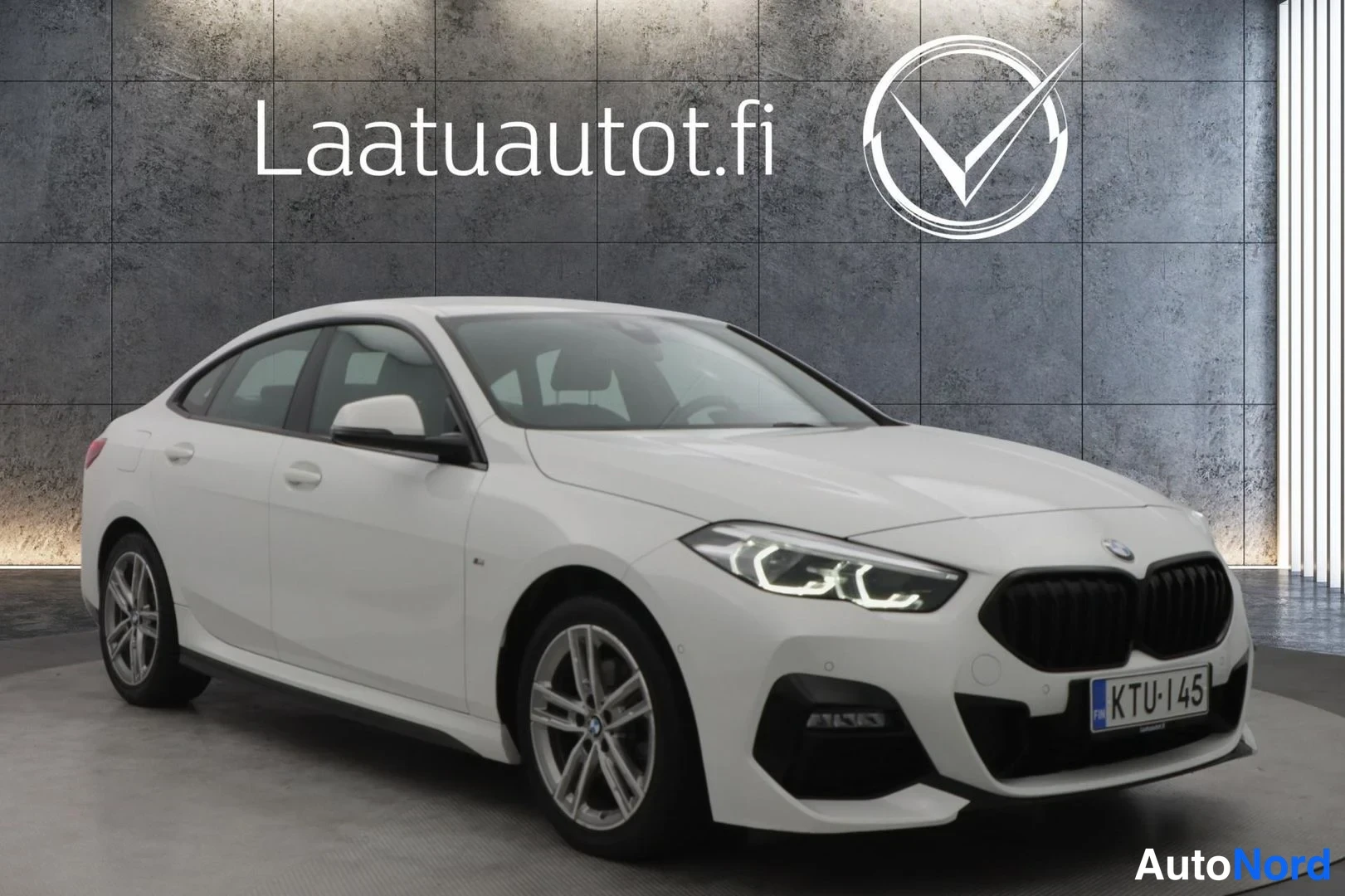 Valkoinen BMW 218i 2021, etuviisto, keula oikealle, kuva 4