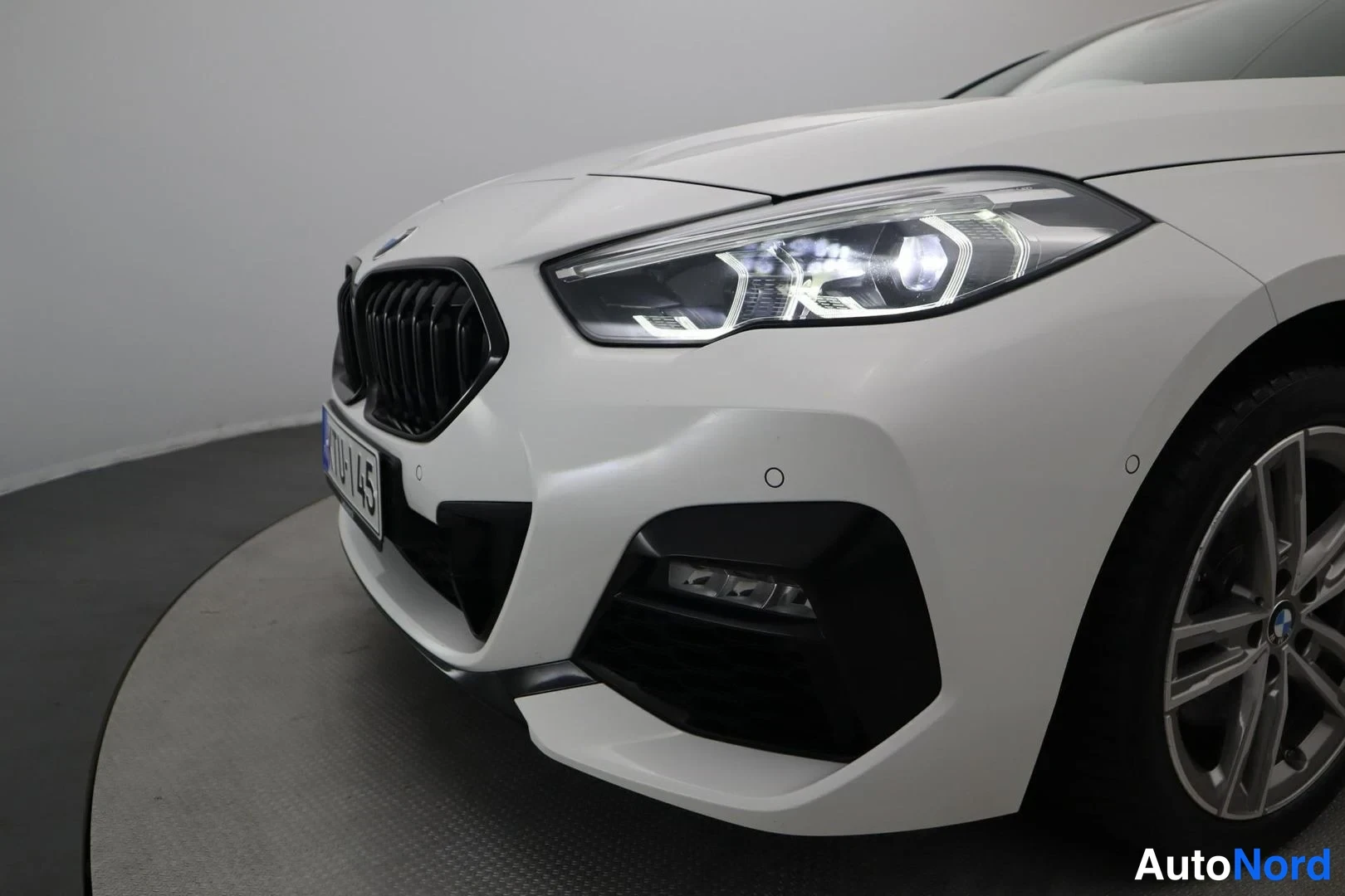 Valkoinen BMW 218i 2021, etuviisto, keula vasemmalle, kuva 3