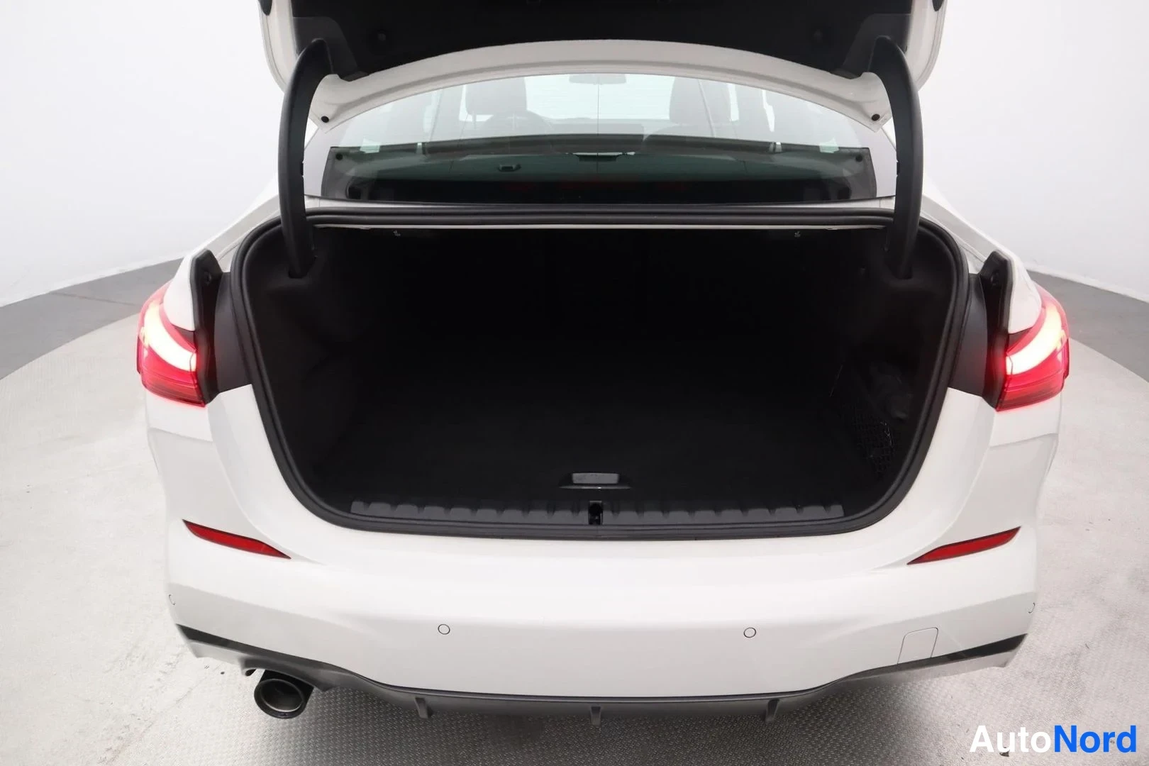 Valkoinen BMW 218i 2021, tavaratila, kuva 18