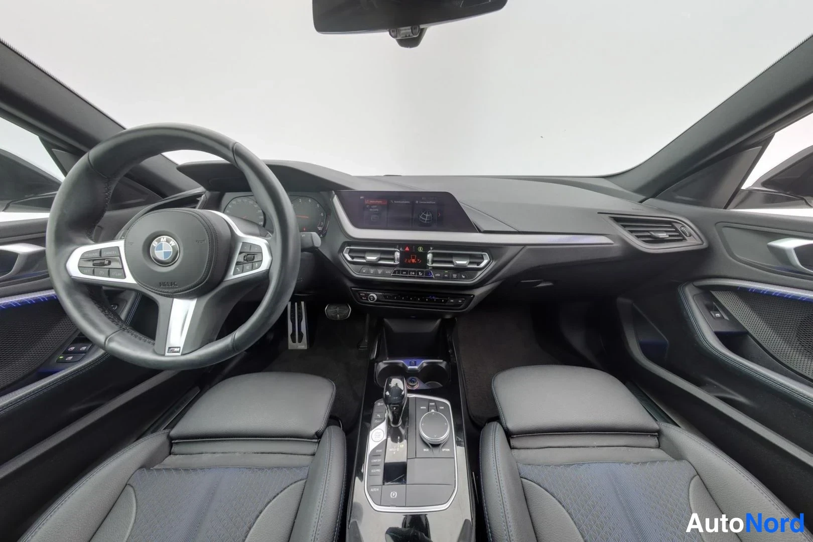 Valkoinen BMW 218i 2021, ohjaamo, kuva 8
