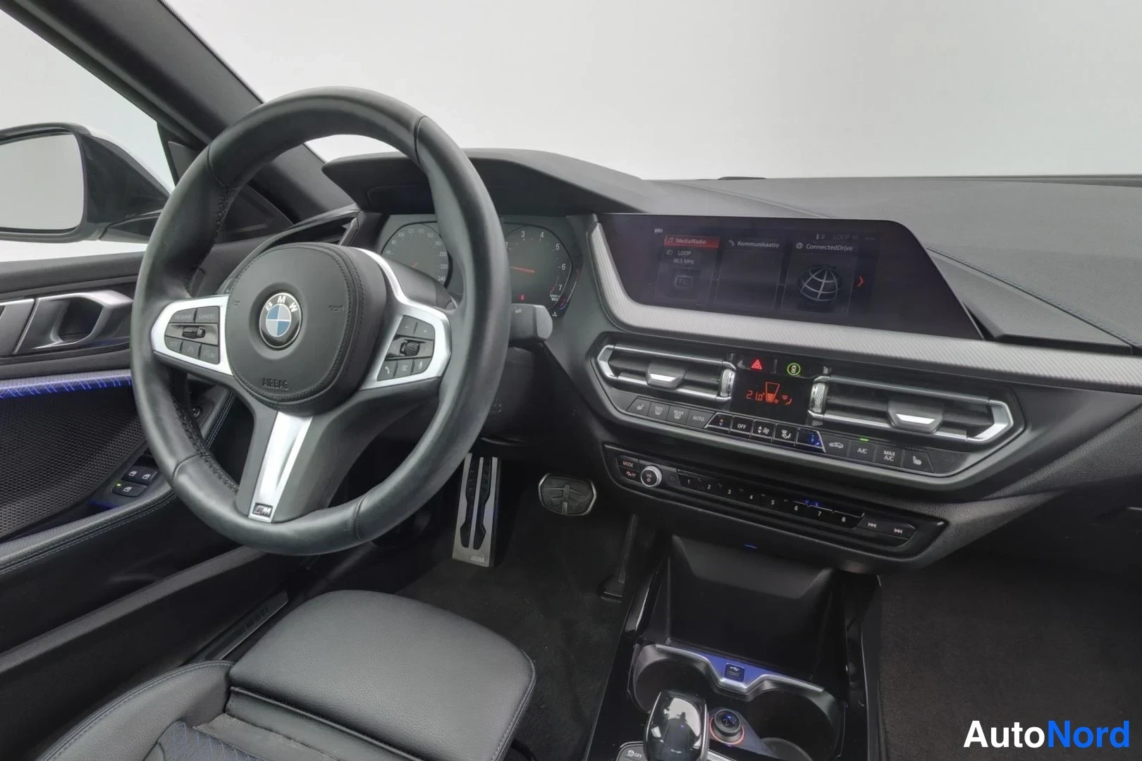 Valkoinen BMW 218i 2021, ohjaamo, kuva 9