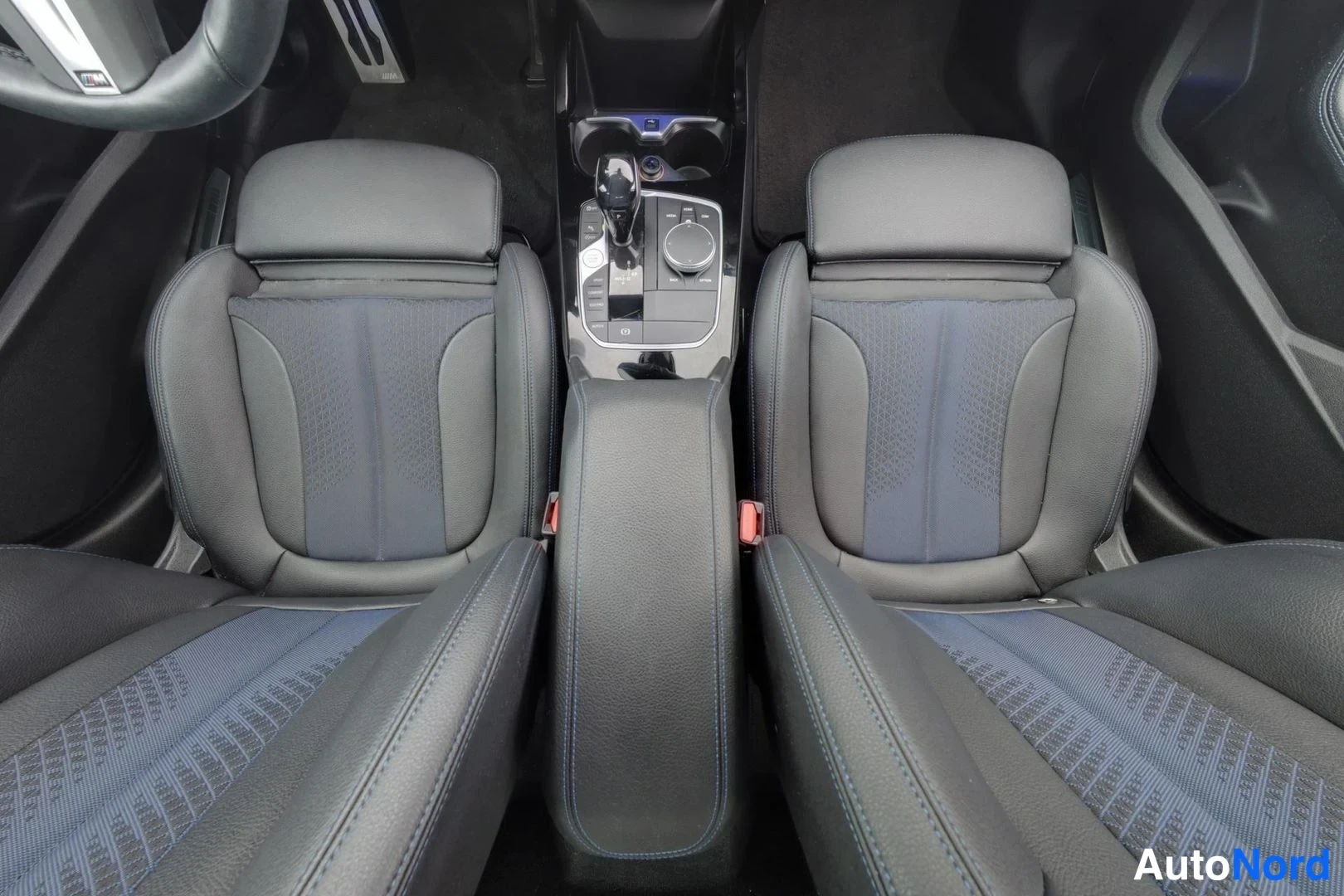 Valkoinen BMW 218i 2021, etuistuimet, kuva 13
