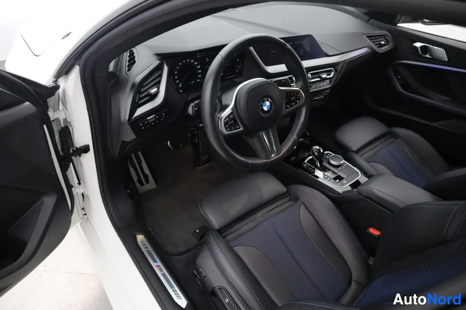 Valkoinen BMW 218i 2021, ohjaamo, kuva 10