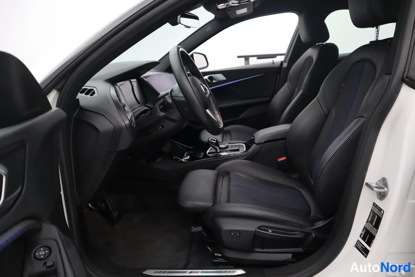 Valkoinen BMW 218i 2021, ohjaamo, kuva 11