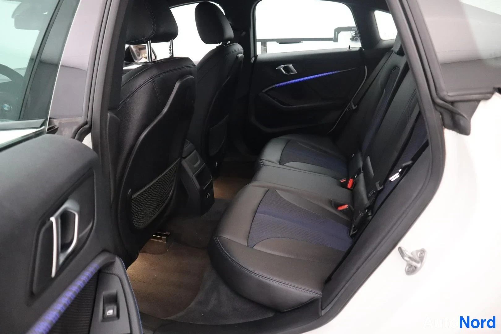 Valkoinen BMW 218i 2021, takaistuimet, kuva 16