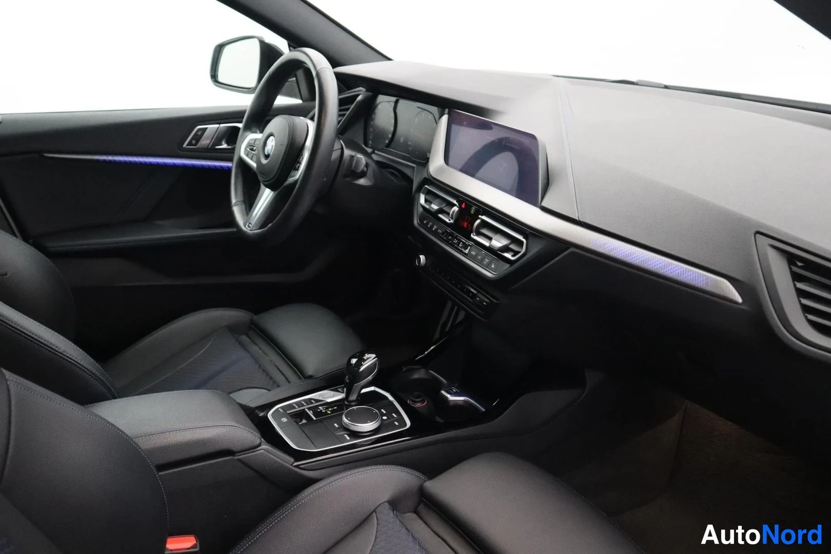 Valkoinen BMW 218i 2021, ohjaamo, kuva 12