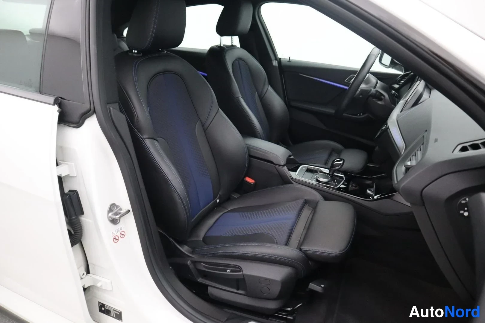 Valkoinen BMW 218i 2021, etuistuimet, kuva 15