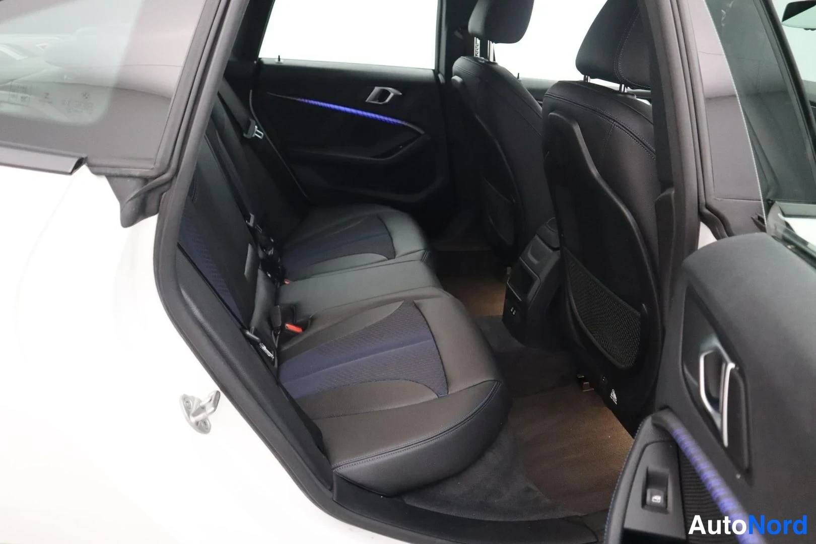 Valkoinen BMW 218i 2021, takaistuimet, kuva 17
