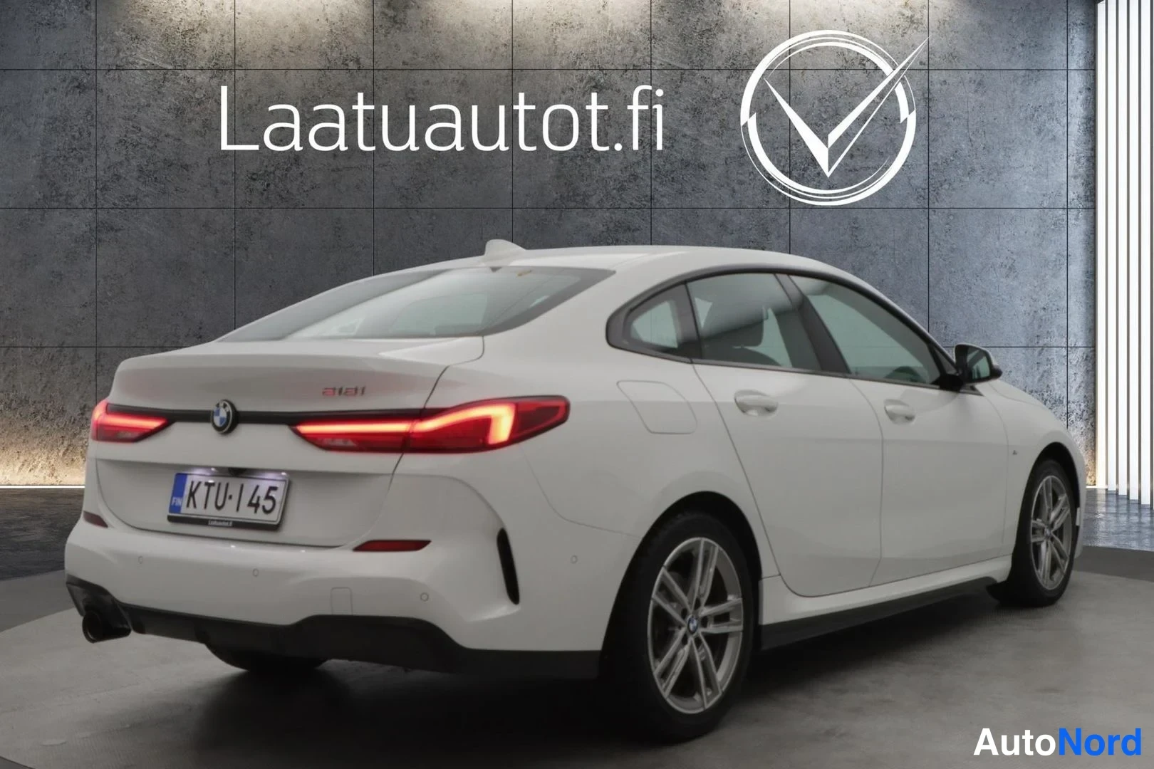 Valkoinen BMW 218i 2021, takaviisto, kuva 7