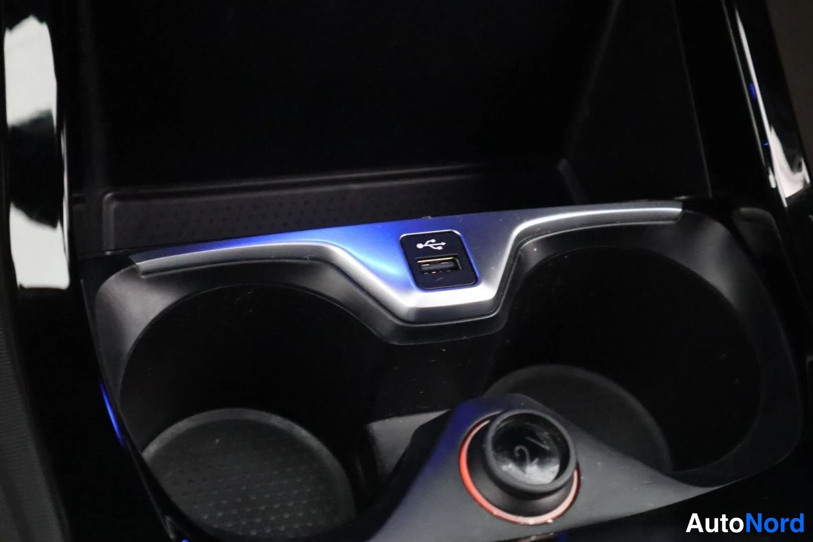 Valkoinen BMW 218i 2021, yksityiskohta, kuva 34