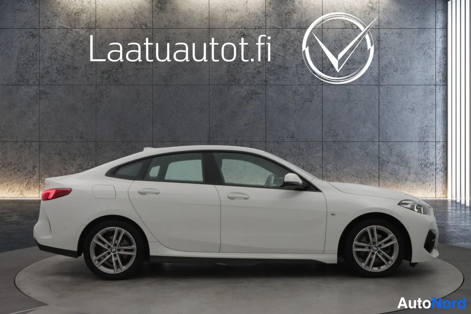 Valkoinen BMW 218i 2021, etuviisto, keula oikealle, kuva 5