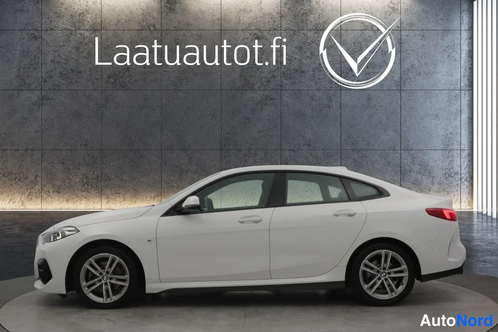 Valkoinen BMW 218i 2021, etuviisto, keula vasemmalle, kuva 2