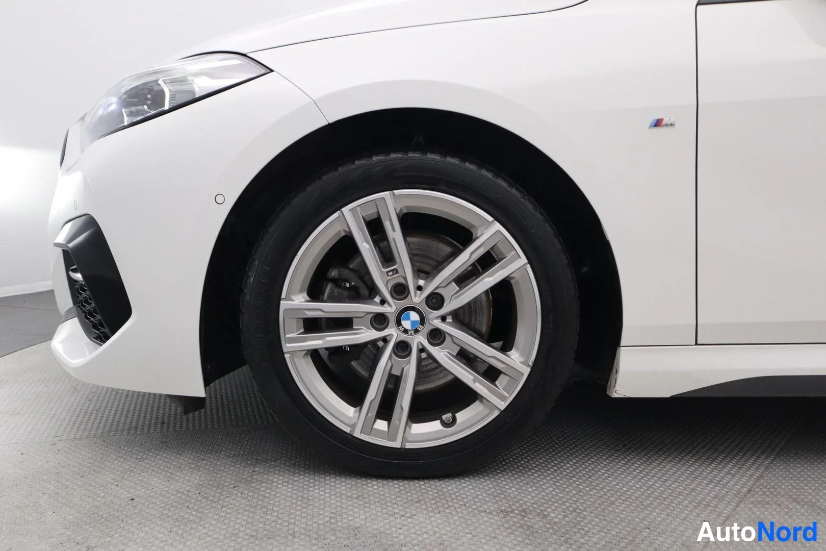 Valkoinen BMW 218i 2021, yksityiskohta, kuva 20