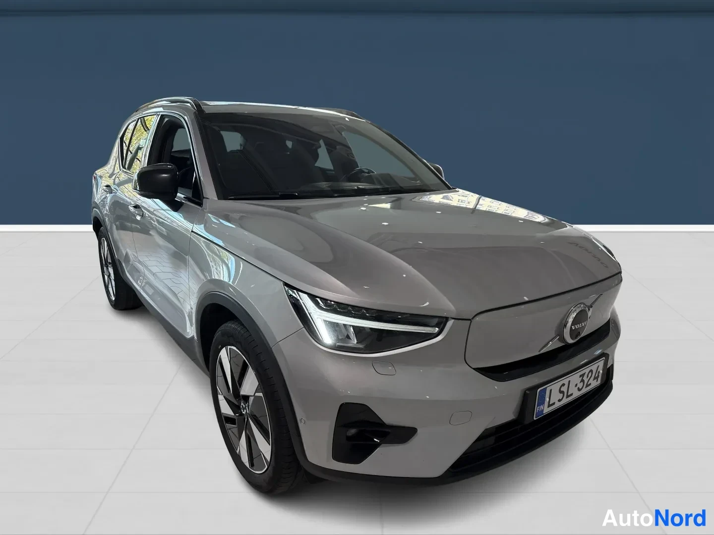 Hopea Volvo XC40 2024, etuviisto, keula oikealle, kuva 2