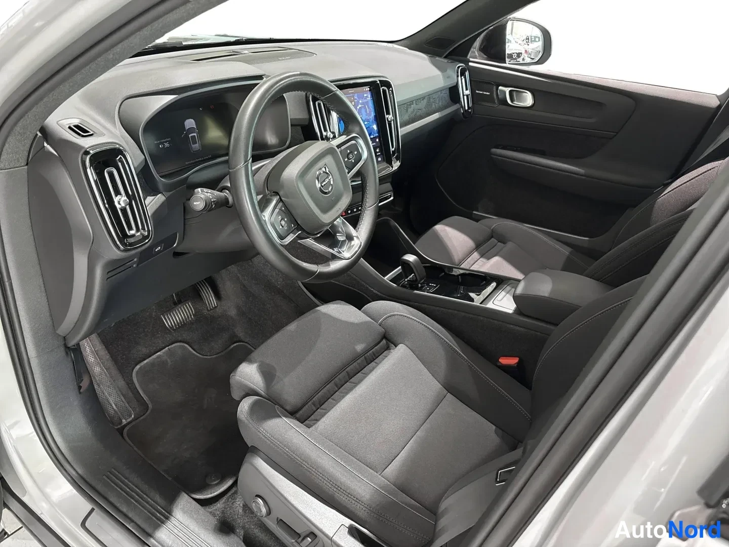 Hopea Volvo XC40 2024, ohjaamo, kuva 5
