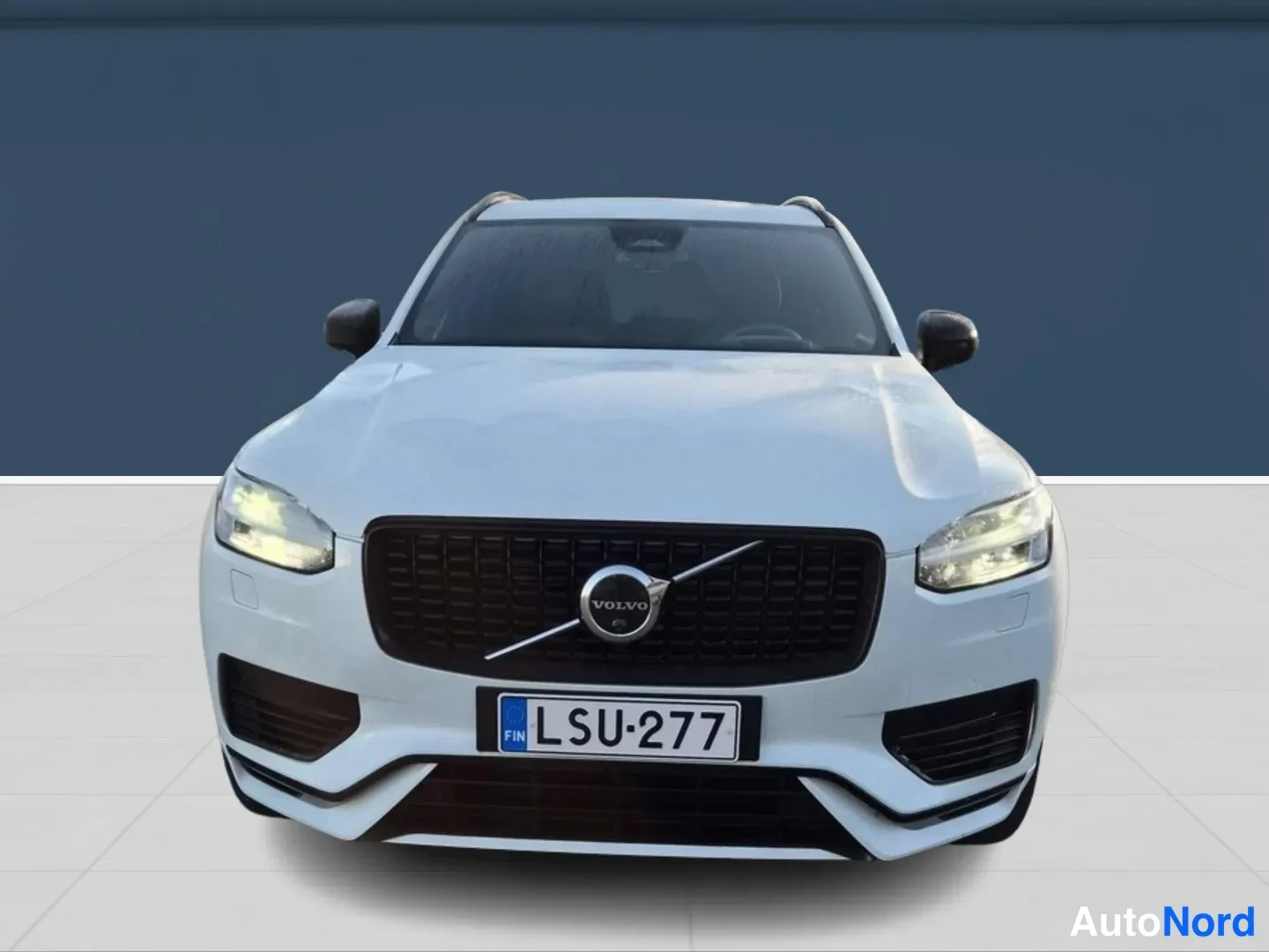 Valkoinen Volvo XC90 2023, edestä, kuva 3