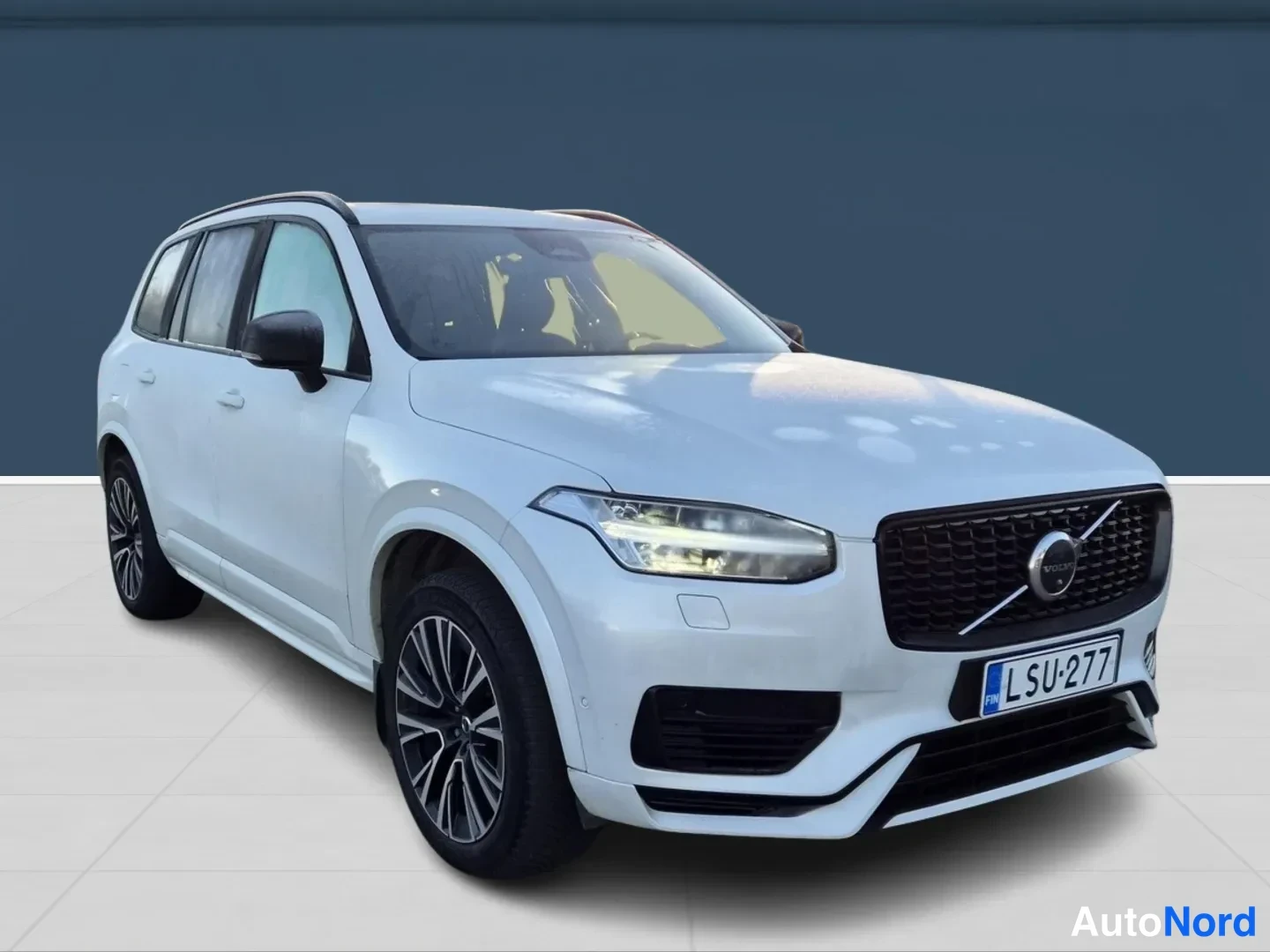 Valkoinen Volvo XC90 2023, etuviisto, keula oikealle, kuva 2