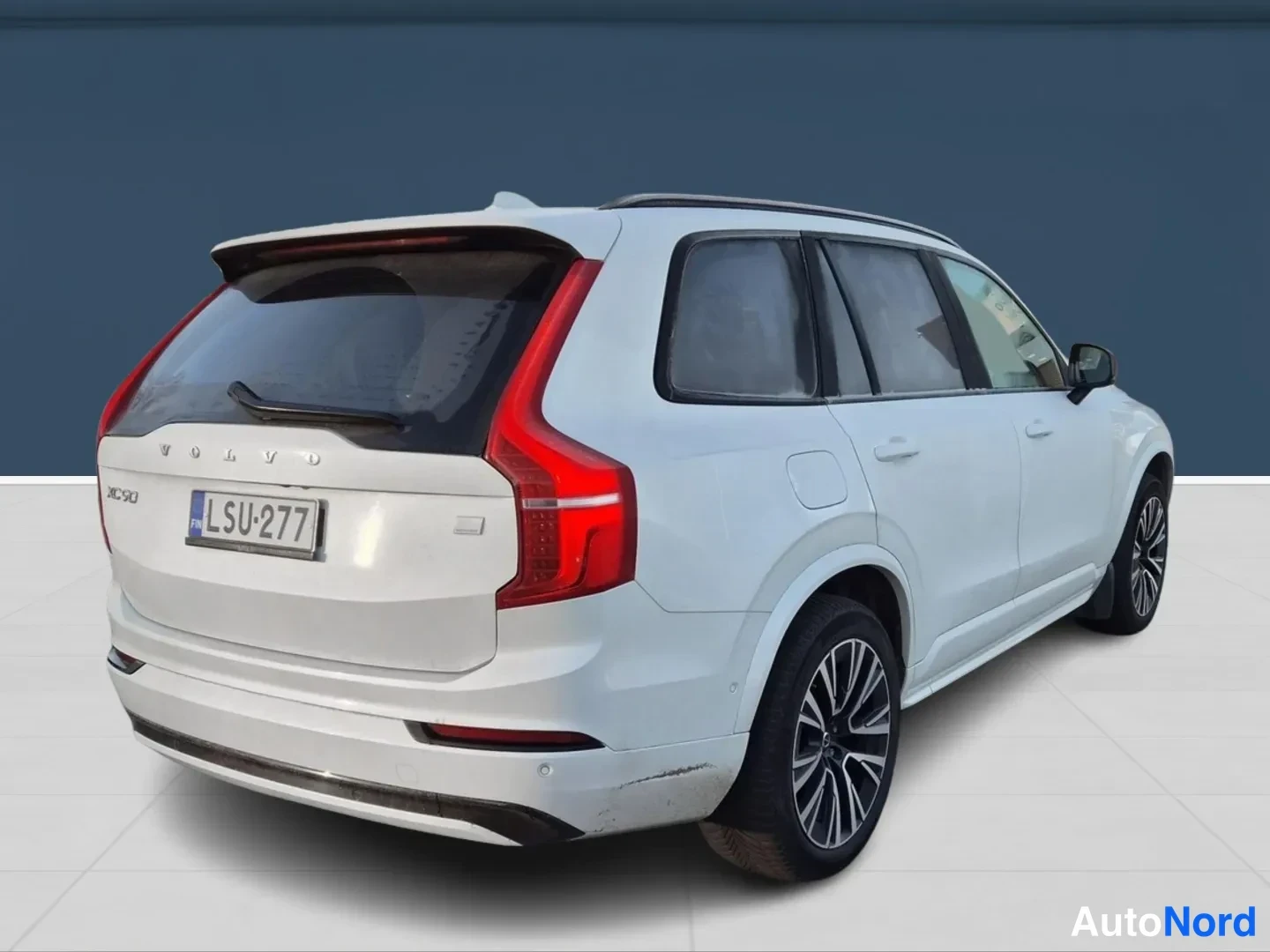 Valkoinen Volvo XC90 2023, takaviisto, kuva 4