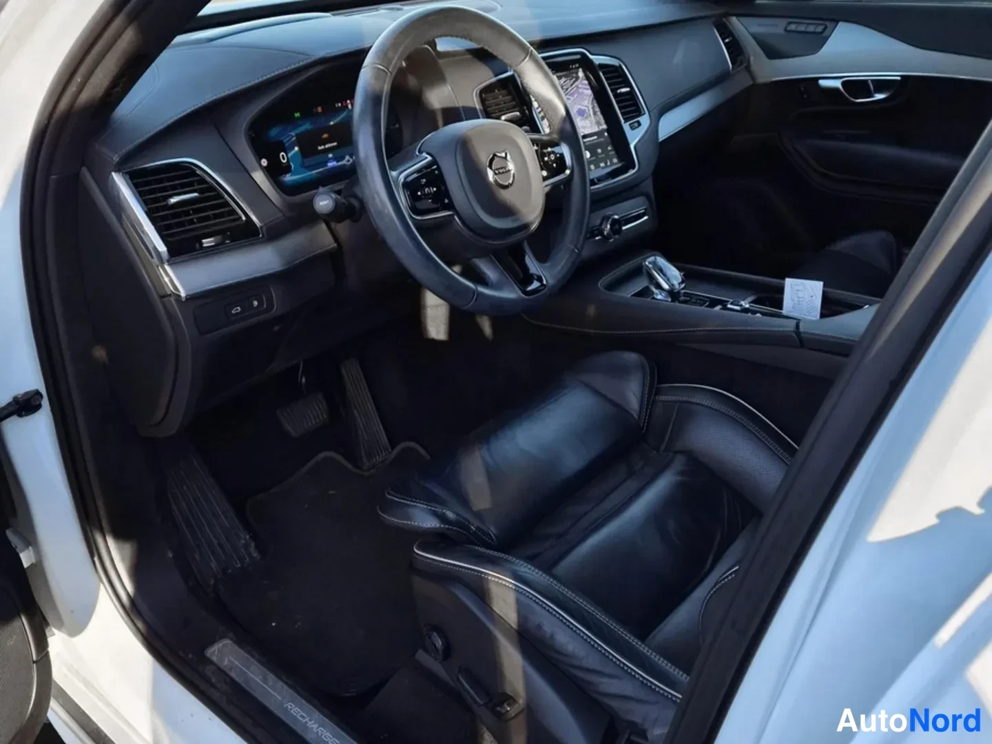 Valkoinen Volvo XC90 2023, ohjaamo, kuva 8