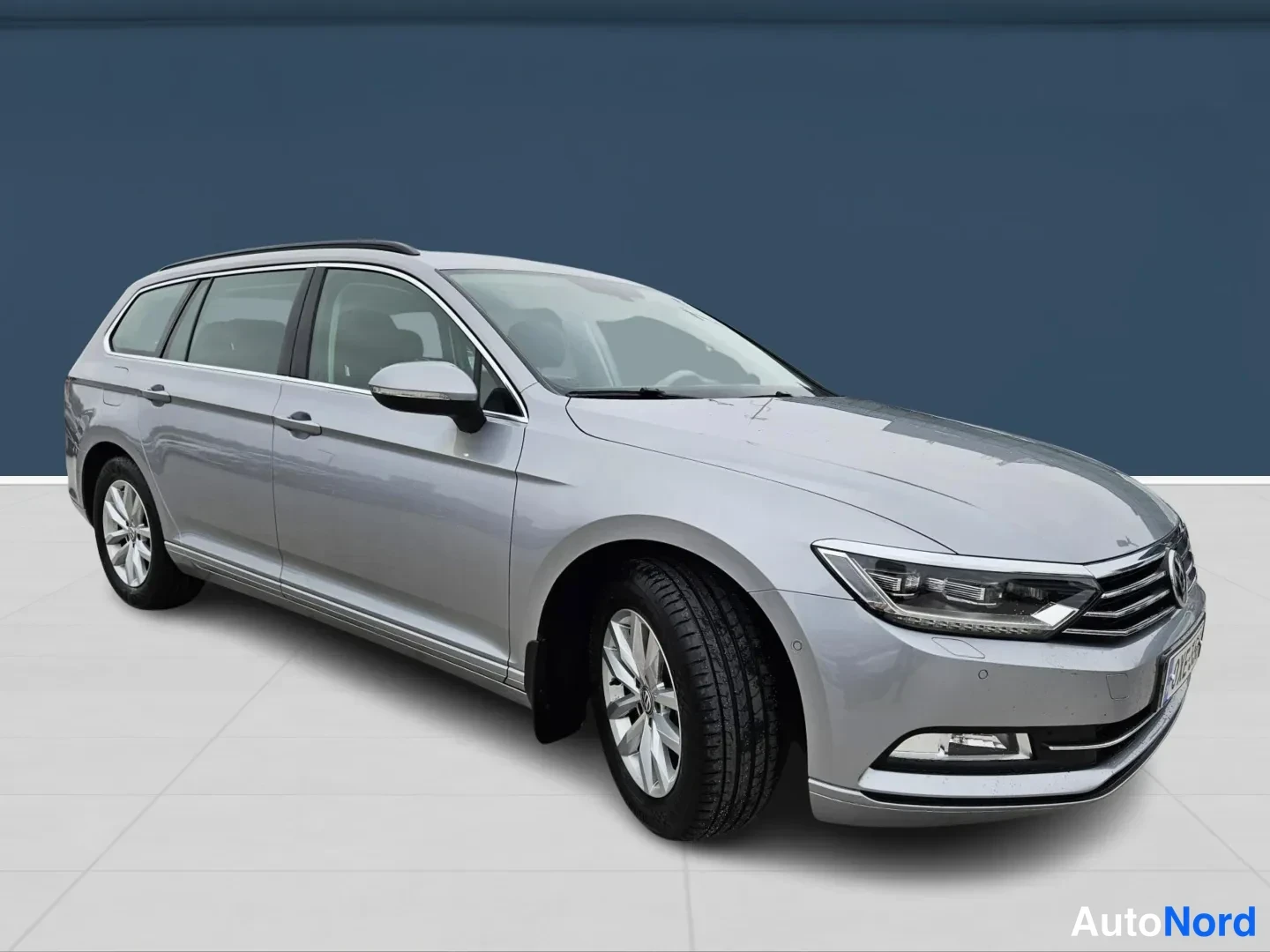 Sininen Volkswagen Passat 2018, etuviisto, keula oikealle, kuva 2