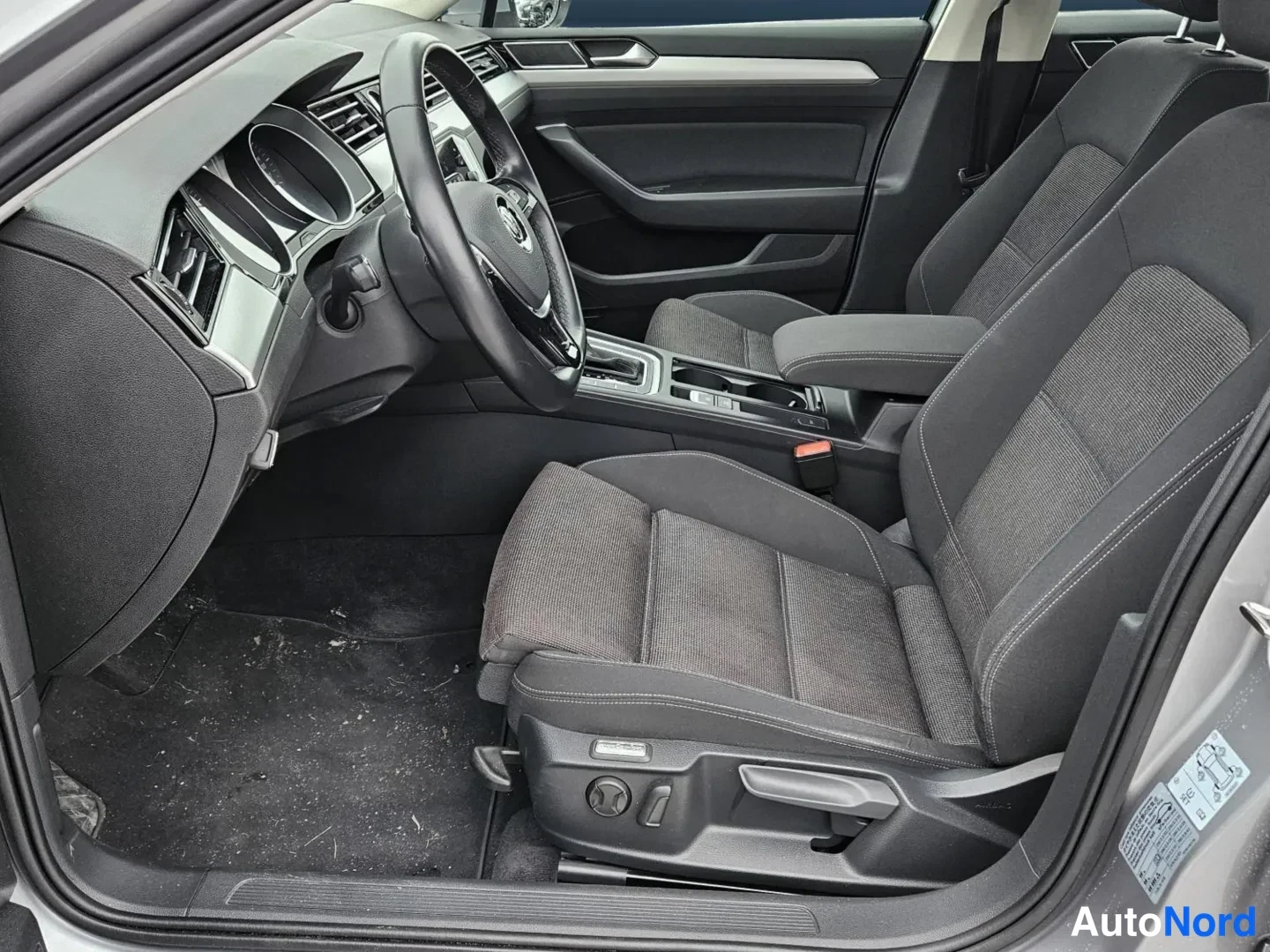 Sininen Volkswagen Passat 2018, etuistuimet, kuva 5