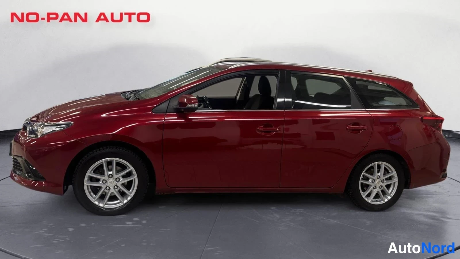 Punainen Toyota Auris Touring Sports 2018, etuviisto, keula vasemmalle, kuva 2