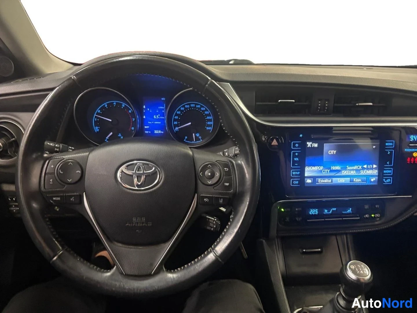 Punainen Toyota Auris Touring Sports 2018, ohjaamo, kuva 9