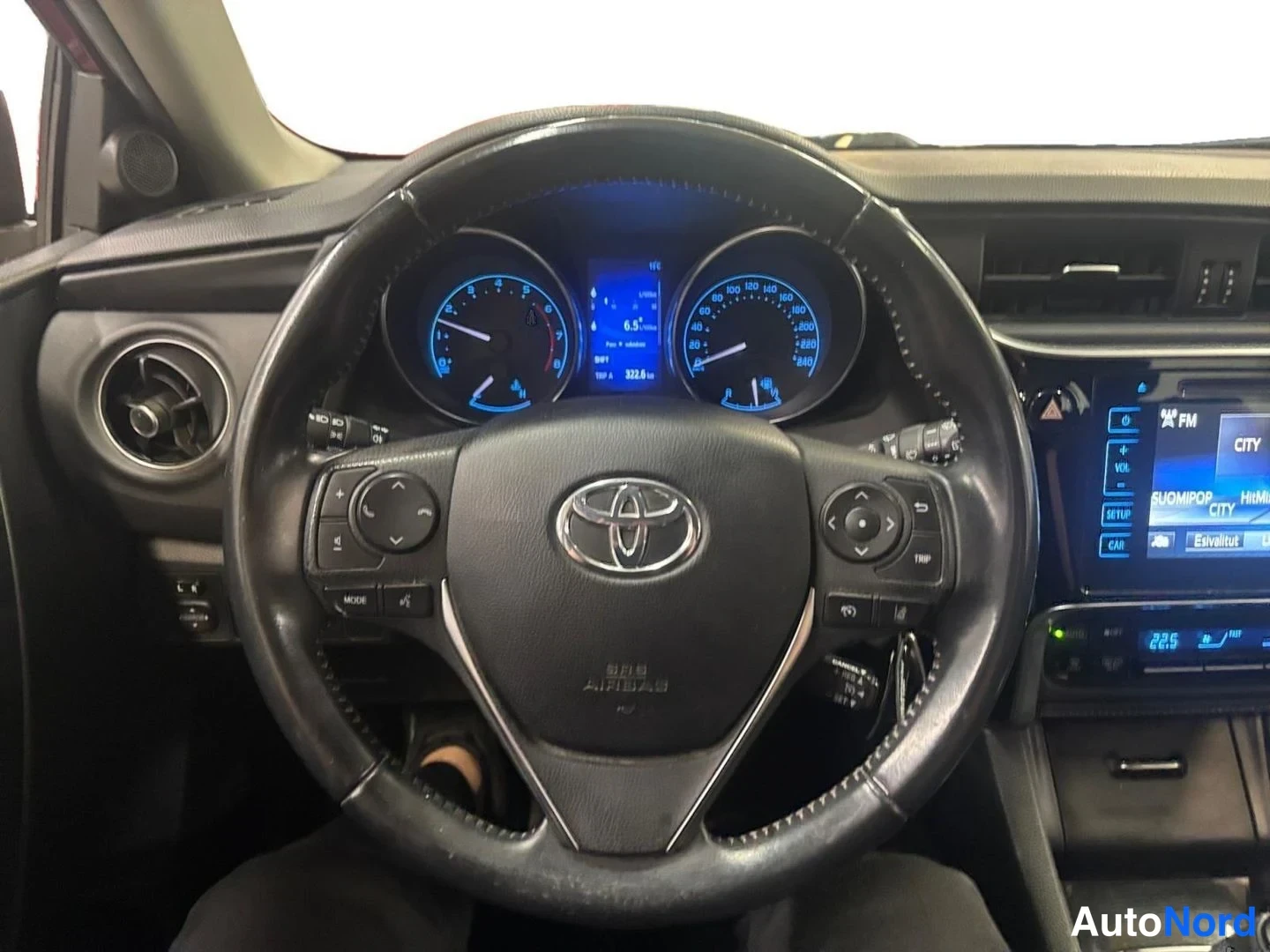 Punainen Toyota Auris Touring Sports 2018, yksityiskohta, kuva 16
