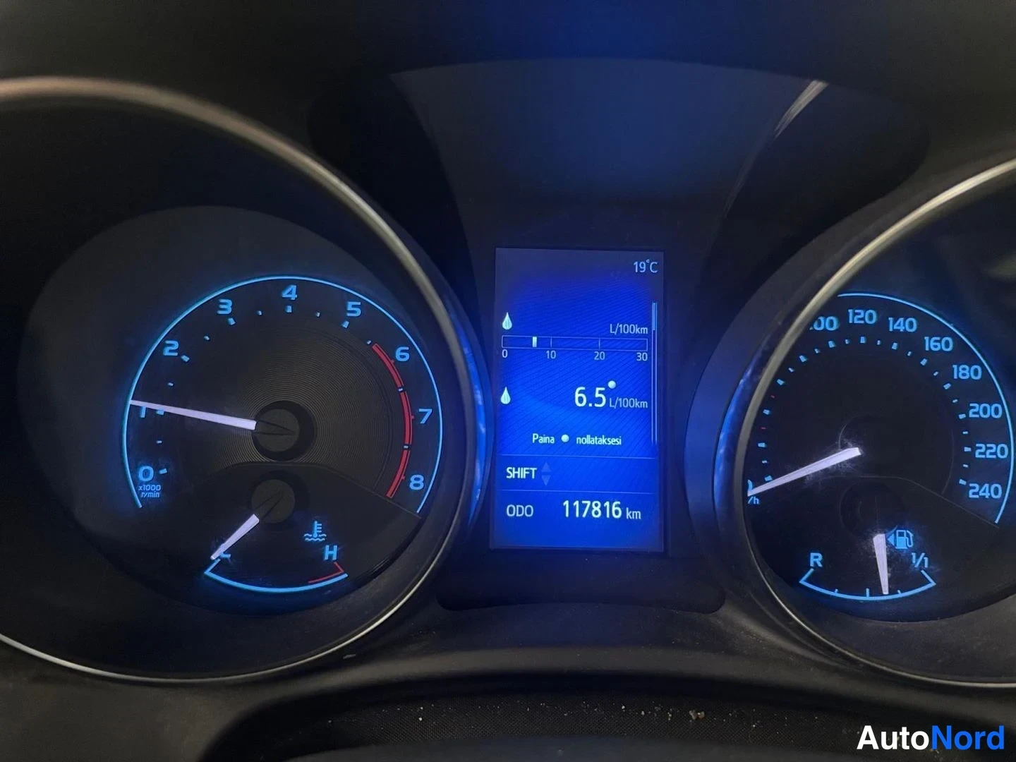 Punainen Toyota Auris Touring Sports 2018, yksityiskohta, kuva 17