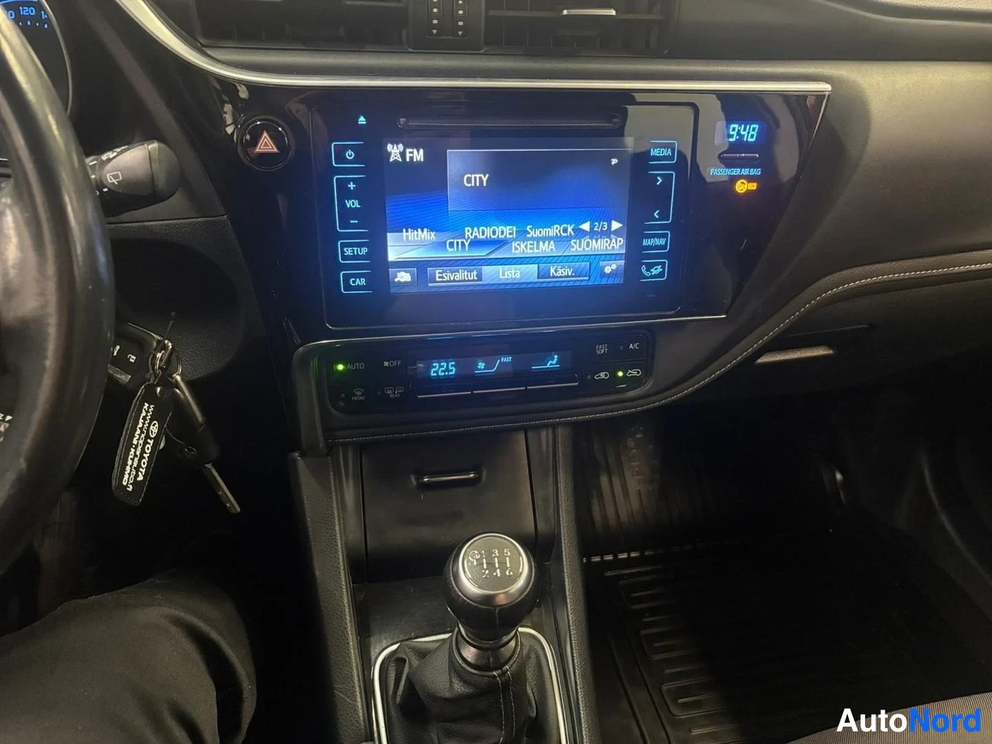 Punainen Toyota Auris Touring Sports 2018, ohjaamo, kuva 10