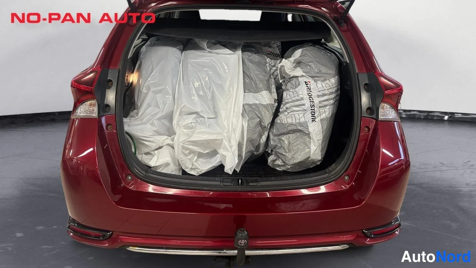 Punainen Toyota Auris Touring Sports 2018, tavaratila, kuva 15